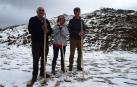 Desde la izda., los pastores roncaleses José Miguel Ezquer Barace, Marina Collado Horcajada y Fernando Pilart Medina, en las nevadas cumbres de Belagua.