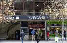 Entrada al centro comercial Carlos III en los números 13 y 15 de la avenida, que se derribará en febrero del próximo año.