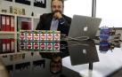 Antonio Torres López, fundador y director de la compañía, ante unos dispositivos Telmarkt para sustituir las etiquetas plásticas por pantallas digitales en las máquinas vending.