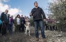 Txentxo Zugasti, responsable del Museo de la Trufa, durante la salida el viernes a las fincas próximas con el labrador Manuel.