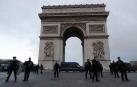 Agentes de la Policía francesa aguardan junto al Arco del Triunfo.