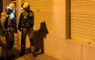 Dos bomberos, tras intervenir en un incendio en Alicante.