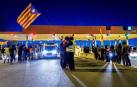Un grupo de los Comités de Defensa de la República (CDR) levantan las barreras en la salida de la AP-7 en Girona Sud, coincidiendo con las horas centrales de la operación retorno por el puente de la Constitución