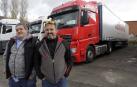 Luis Pedro Gómez, camionero, y Mitxel Gabás, frutero, ayer delante del camión cargado con ropa con el que hoy parten a Calais.