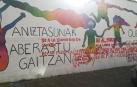 Pintadas contra Skolae sobre el mural de la diversidad en Huarte.