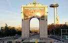 Greenpeace cuelga un 'meme' gigante de Pedro Sánchez en el arco de Moncloa