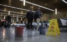 Varios cubos situados en la sala de espera de la Estación de Autobuses de Pamplona a causa de las goteras.