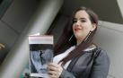 Lucía Echegaray, de 18 años, con un ejemplar de su libro.