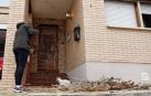 Una madre limpia su casa después de la 'Noche de farinetas' del año pasado.