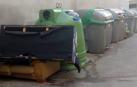 Muebles aplilados junto a unos contenedores en Corella.