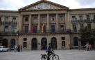 Un ciclista circula frente a la sede del Ejecutivo Foral, en la Acenida Carlos III de Pamplona.
