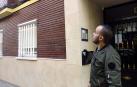 Un joven trepa por la fachada de un edificio para salvar a una mujer de su agresor