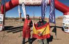 Ángel Miral y Miguel Hernández posan con los trofeos tras finalizar el rally.
