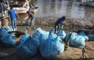 Voluntarios sacan cientos de kilos de plástico del río Nilo en tres horas