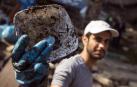 Cientos de voluntarios sacaron más de 1000 bolsas con restos de plástico en una hornada de limpieza el río a su paso por la capital egipcia.