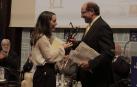Zelai González recoge de manos del Director del Jurado, Carmelo Guillén Acosta, el Premio Adonáis de Poesía Joven 2018 otorgado a Marcela Duque, por su poemario Bello es el riesgo.