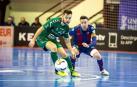 Dani Saldise, autor de dos goles en Paterna, trata de controlar el balón ante la presión del levantinista Jorge Santos.