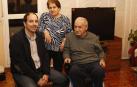 Eduardo Villarón Blanco, con  Soledad Irisarri y Alfonso María, en el salón de la casa del matrimonio.