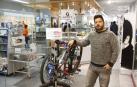 Óscar Ambrojo Aragón en el interior de la tienda TocaTeja que abrieron hace 20 años en la calle Paulino Caballero.