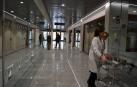 Pasillo principal del nuevo centro de salud. Al fondo, la entrada y a la izquierda, la recepción.
