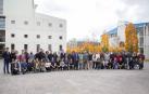 Foto de grupo de los estudiantes con las autoridades académicas de la Universidad Pública de Navarra.