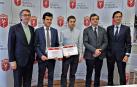 Izda a dcha: Enrique Ordieres (presidente de Laboratorios Cinfa), Jesús Olivas Menayo y Diego Latasa Abacens (MIR que han obtenido beca), Rafael Teijeita (presidente del Colegio de Médicos) y Manuel Landecho (hermano de psiquiatra fallecido Ignacio Landecho).
