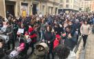 El grupo de madres y padres que reclaman la devolución del IRPF se ha manifestado este sábado en Pamplona para reclamar el IRPF por las bajas de maternidad.