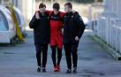 Javi Martínez abandona el entrenamiento de Osasuna con ayuda.