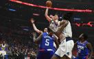 Luka Doncic tira a canasta en el Staples Center de Los Ángeles.