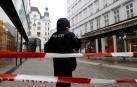 Un policía, en el exterior del restaurante de Viena donde han ocurrido los hechos.
