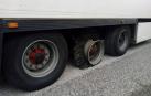 Denunciado un camionero por conducir drogado y con la rueda reventada