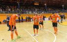 Los jugadores del Aspil-Vidal se despiden del público tras el último partido disputado en el pabellón Ciudad de Tudela.