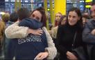 Emoción en estaciones y aeropuertos de aquellos que vuelven a casa por Navidad