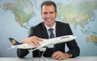 Carsten Hoffmann posa con la maqueta de un A340.