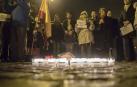 Los asistentes al homenaje han depositado velas encendidas en el suelo, formando un círculo donde se ha colocado un pequeño Belén.
