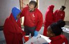 Rescatadas 69 personas de una patera desde la que arrojaron 2 cadáveres de niños