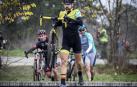 La carrera, celebrada en el circuito de Irubide, contó con la participación de más de 200 ciclistas.