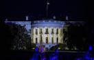 El presidente saliente de Estados Unidos, Barack Obama, encendió en la tarde del jueves por última vez las luces del árbol de Navidad de la Casa Blanca. En la ceremonia, una tradición que se remonta a hace 90 años, participaron además de la primera dama, Michelle, y la hija de ambos Sasha, artistas como Kelly Clarkson, Marc Anthony, James Taylor y Chance the Rapper.