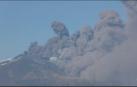 La erupción del volcán Etna cubre el cielo de Sicilia de humo y cenizas
