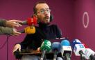 El secretario de Organización de Podemos, Pablo Echenique, durante las declaraciones que hizo a los medios sobre el discurso navideño de Felipe VI.