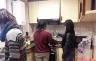 Tres jóvenes en un piso tutelado de la Fundación Amigó.