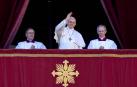 El papa imparte la bención Urbi et Orbi desde el balcón de la basílica de San Pedro en el Vaticano.