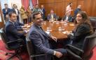Los equipos negociadores de Partido Popular y Ciudadanos, encabezados por Juanma Moreno (centro) y Juan Marín (al fondo).