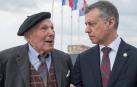El navarro Francisco Pérez Luzarreta, en un homenaje junto a Urkullu.