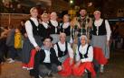 Olentzero rodeado del los integrantes del grupo de danzas.