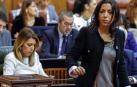 Marta Bosquet, que ha sido elegida presidenta de la Cámara autonómica, tras su votación para elegir los miembros de la Mesa, ante la presidenta de la Junta en funciones, Susana Díaz.