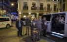 De izquierda a derecha, Félix Aranguren Usúrbil, Toni Pascual Mosquera, Mirentxu Urtasun, detrás de su madre, en silla de ruedas, Gloria Goyena Lusarreta; Rosa Aznárez, que coge a su madre, María Jesús Lorca Juanena, del brazo. Y en el interior del eurotaxi, Isabel Urbina de la Iglesia, Ascensión Onieva Pedraza y Carmen Onieva Pedraza.