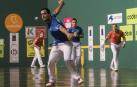 Bengoetxea se dispone a golpear la pelota, con Imaz a su espalda, en el partido del Lizarra de Estella.