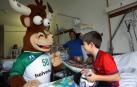 Los niños ingresados en el Complejo Hospitalario de Navarra han recibido este jueves, como ya es tradicional durante las fechas navideñas, la visita de varios jugadores del equipo de Balonmano Helvetia Anaitasuna.