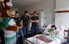 Los niños ingresados en el Complejo Hospitalario de Navarra han recibido este jueves, como ya es tradicional durante las fechas navideñas, la visita de varios jugadores del equipo de Balonmano Helvetia Anaitasuna.